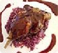 קונפי שוק אווז על מצע כרוב אדום וצימוקים ברוטב ציר בקר ויין