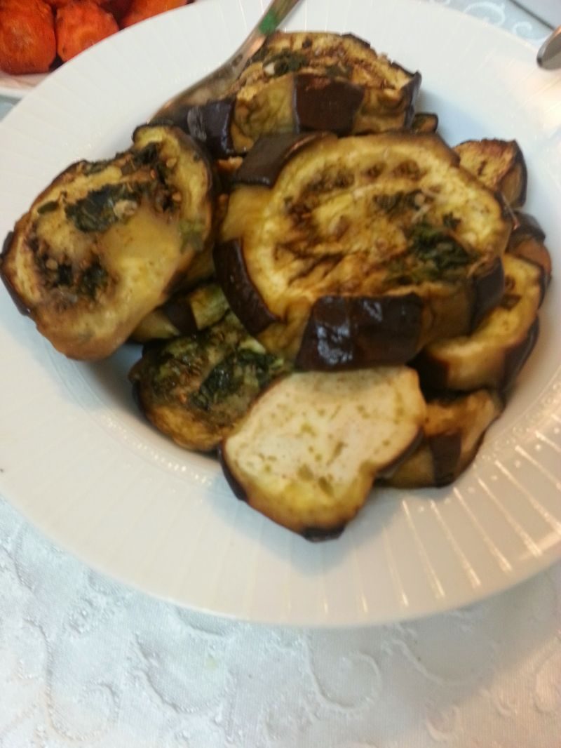 חצילים מטוגנים בשום ועשבי תיבול
