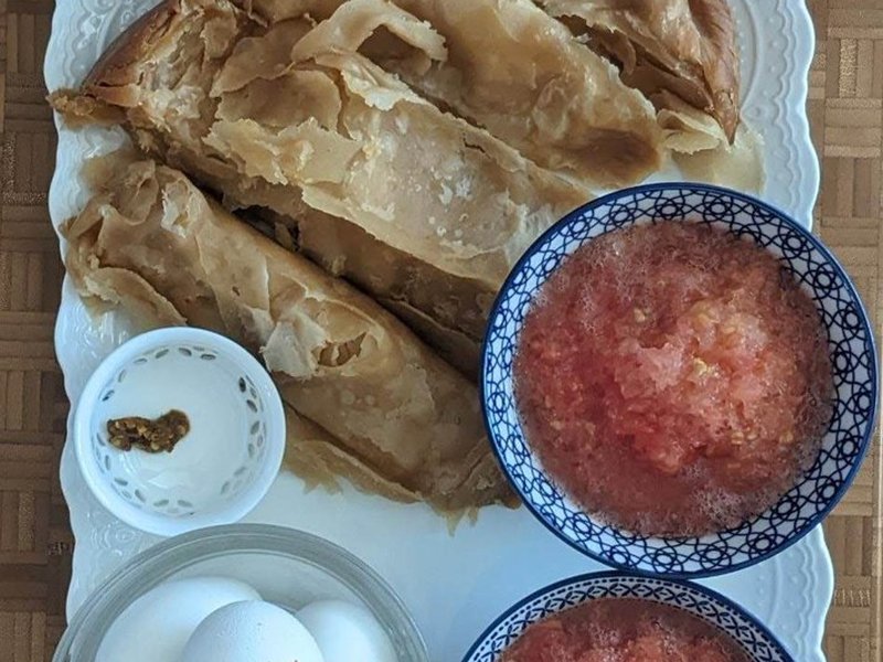 ג'חנון תימני עם ביצה וסחוג