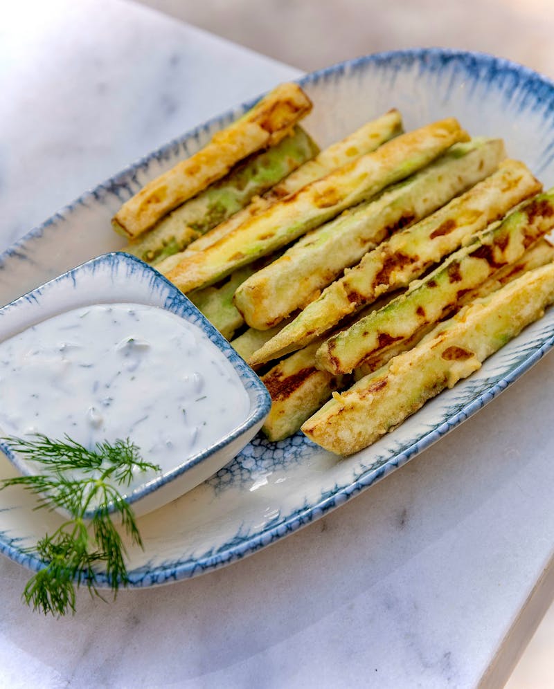 שניצל קישואים פריך עם רוטב שמיר ושמנת