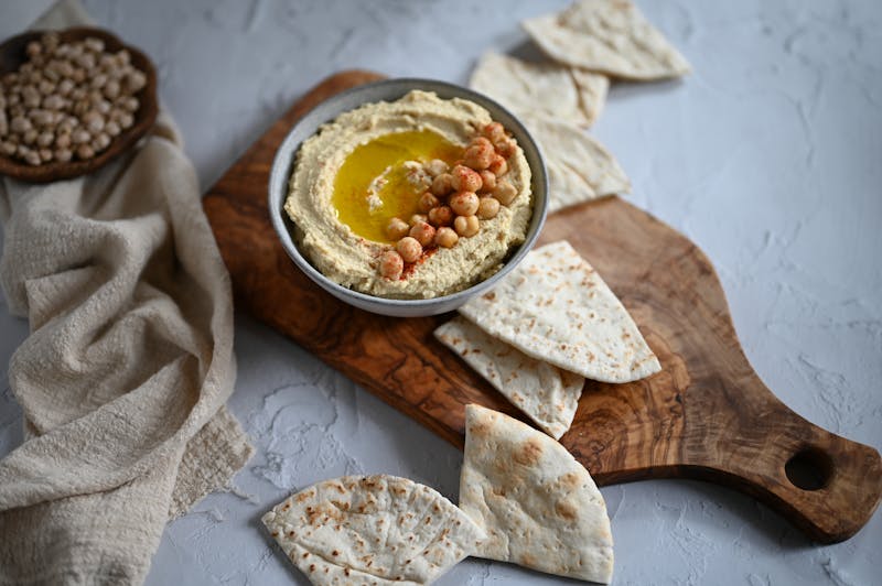 חומוס עם פטריות מוקפצות