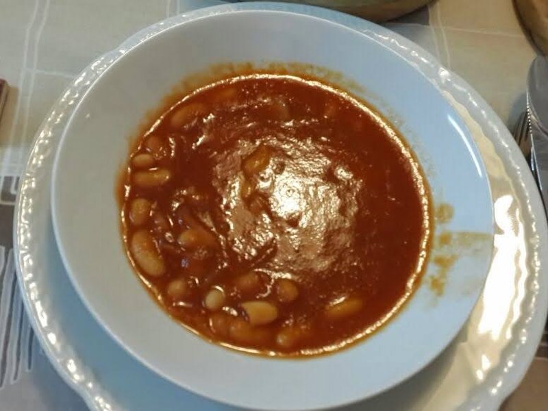 מרק אדום לובי עם שעועית לבנה