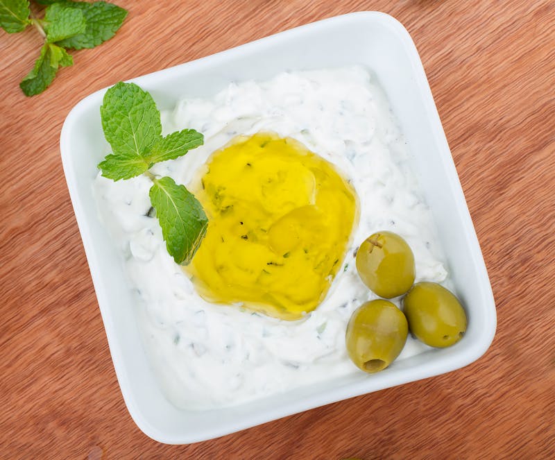 צטסיקי – רוטב יוגורט, מלפפון ושום