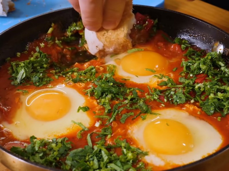 ממלוקה מרוקאית – ביצים ברוטב עגבניות מתובל