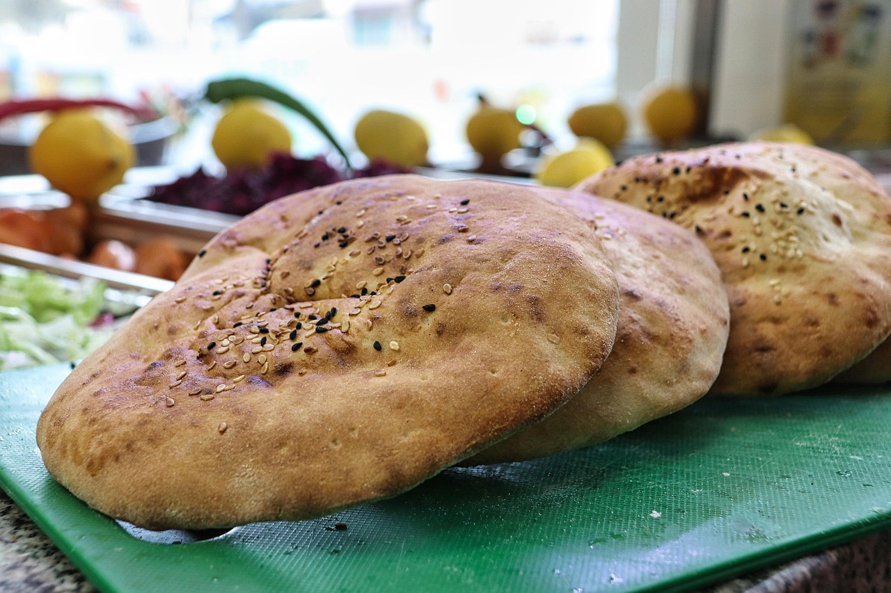 דג סלמון מעושן על בייגל עם גבינת שמנת