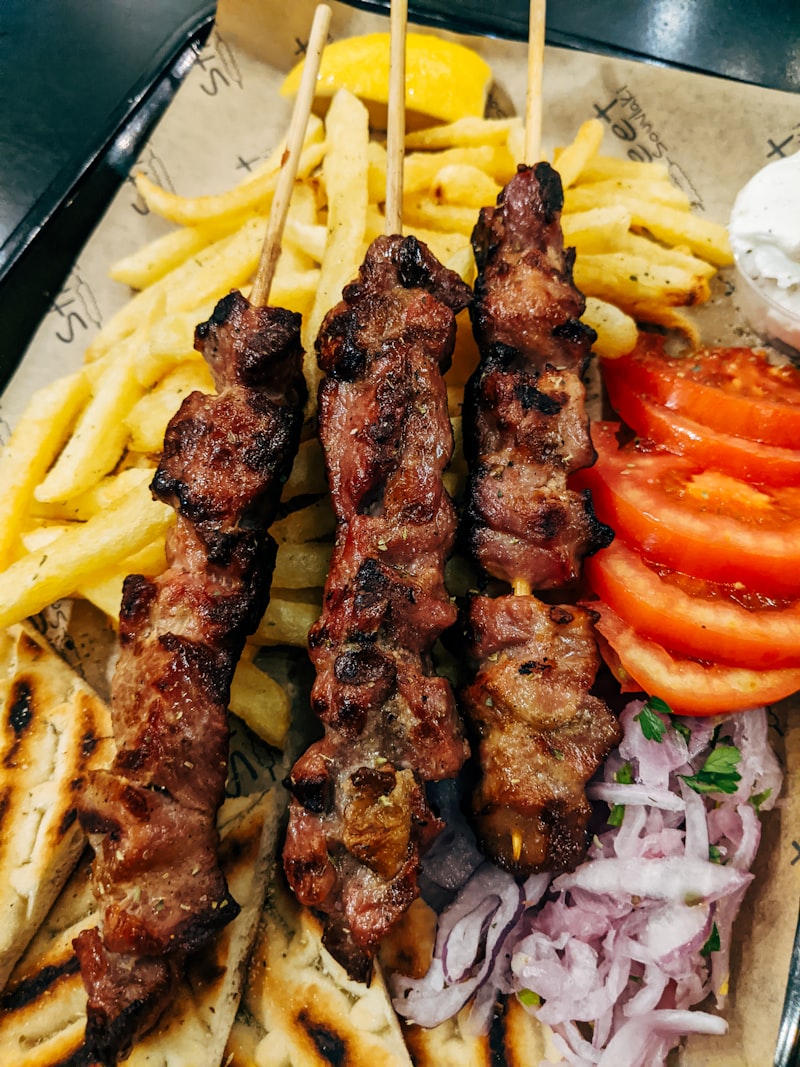 שיפודי בשר בקר מתובלים על הגריל