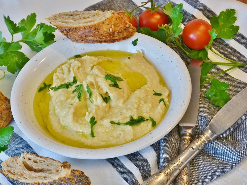 חומוס ביתי קלאסי עם פפריקה מתוקה ומי הבישול