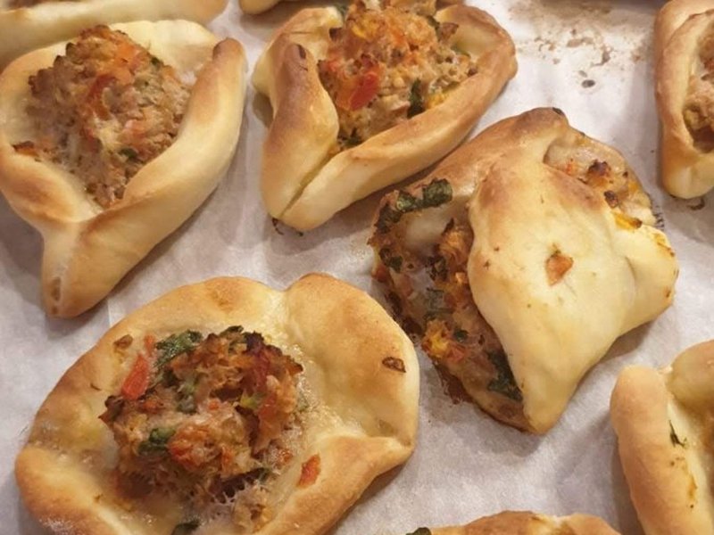 ספיחה לבנונית עם בשר טחון, צנוברים ובהרט