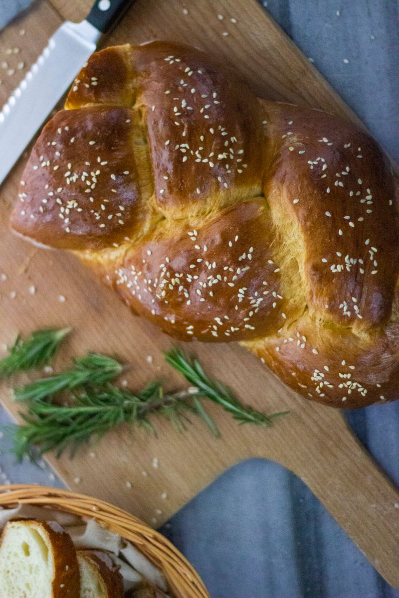 חלת שמרים קלועה עם שומשום