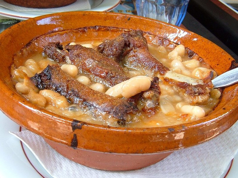קאסולה צרפתית עם שעועית ונקניקיות