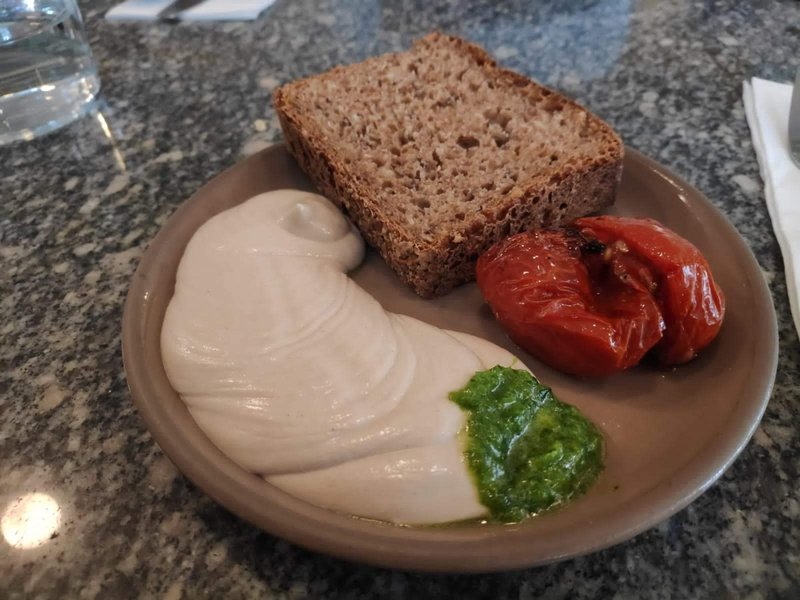 טחינה עם עגבנייה צלויה וסחוג ירוק
