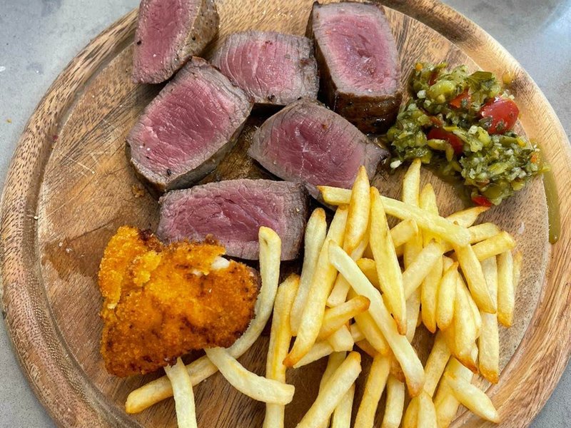 סטייק סינטה עם צ'יפס וסלסת פלפלים ירוקים