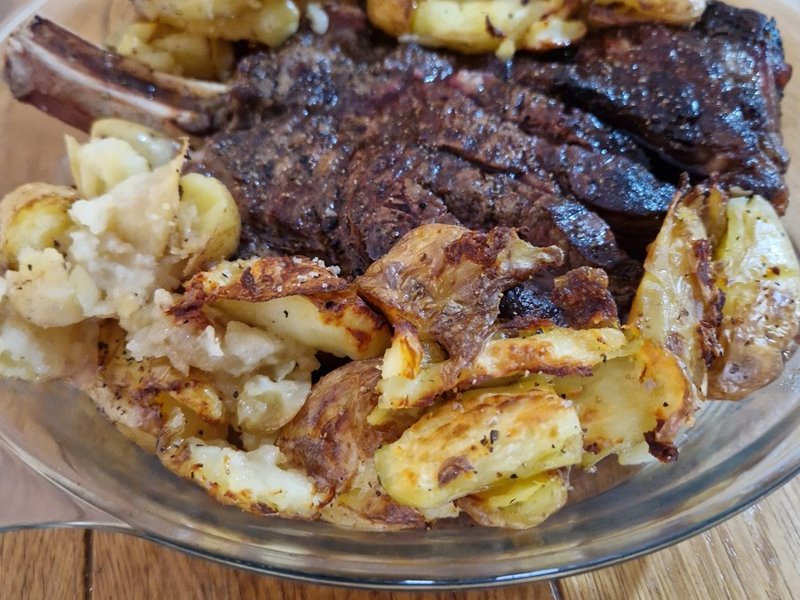 אנטריקוט על העצם עם תפוחי אדמה מעוכים