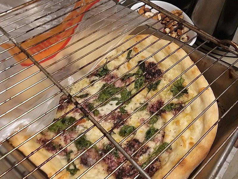פיצה לבנה עם טפנד זיתים ותרד
