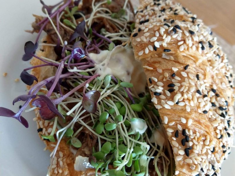 קרואסון שומשום עם פרגיות מפורקות ונבטים