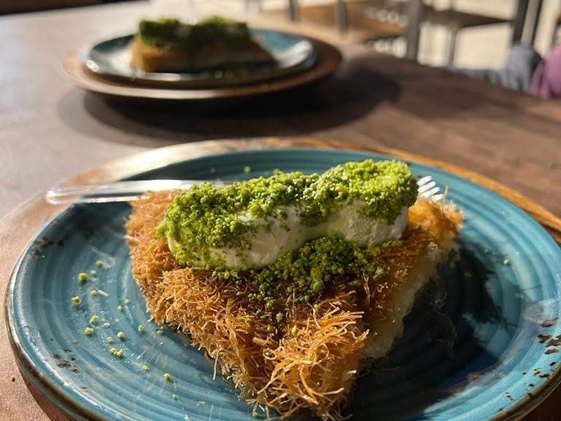 כנאפה במגש עם קרם קיימק ופיסטוק טחון