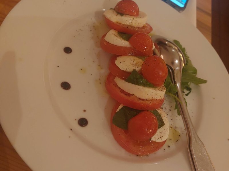 מגדל קפרזה עם עגבניות שרי ורדוקציית בלסמי