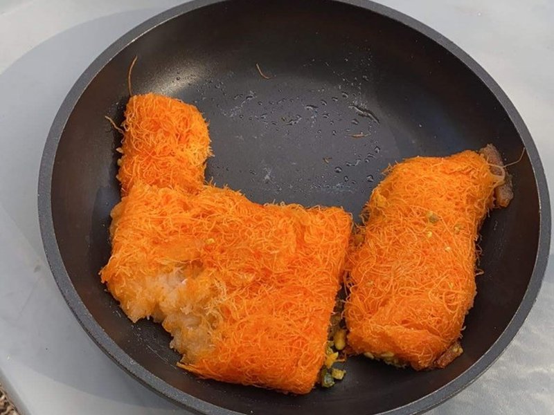 כנאפה כתומה במחבת עם מילוי פיסטוקים