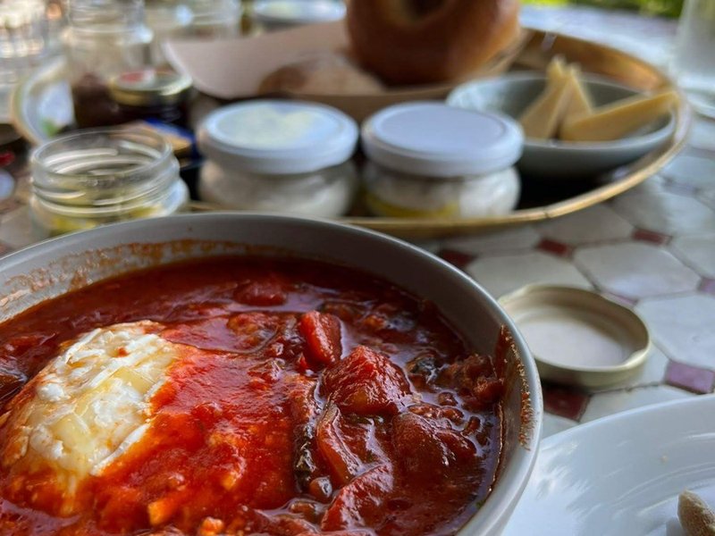 שקשוקה עם מוצרלה מומסת ועגבניות בקוביות גסות