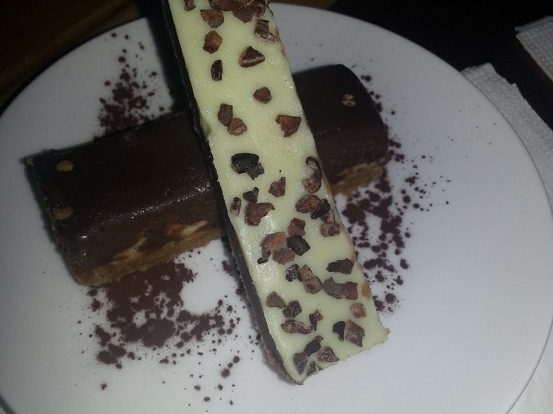 מלבני שוקולד מריר ושוקולד לבן עם ניבס קקאו