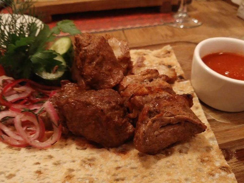 נתחי בקר על האש על לאפה עם בצל סגול בסומאק