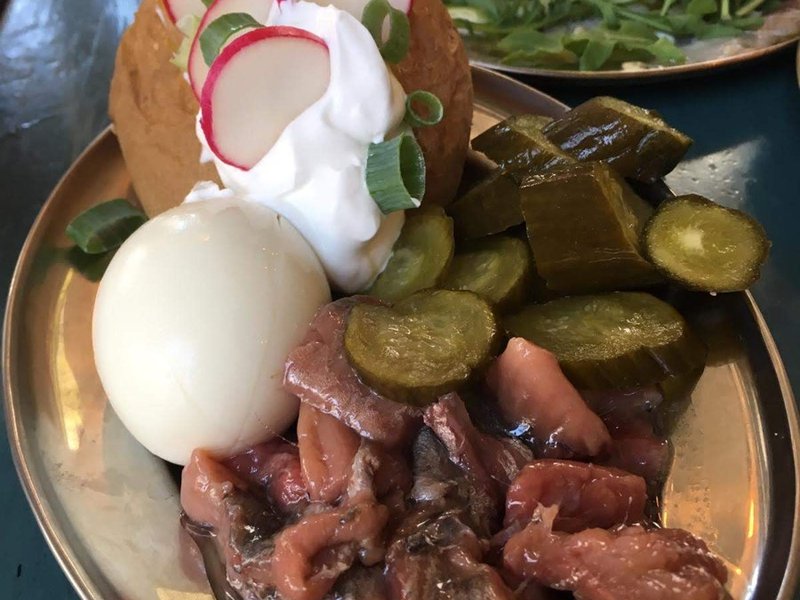 הרינג עם תפוחי אדמה בקליפה, ביצה קשה ושמנת חמוצה