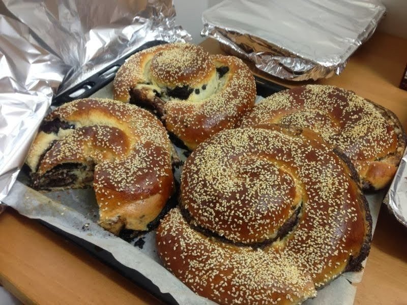 שבלולי שמרים גדולים במילוי שוקולד ושומשום
