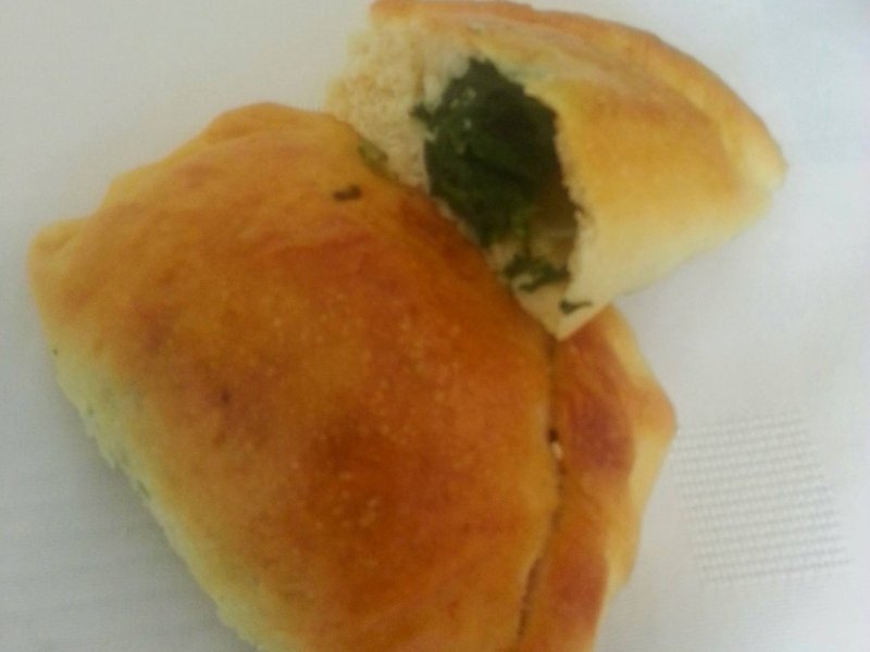 פטאייר חצי ירח רכים במילוי תרד, מנגולד וסומאק