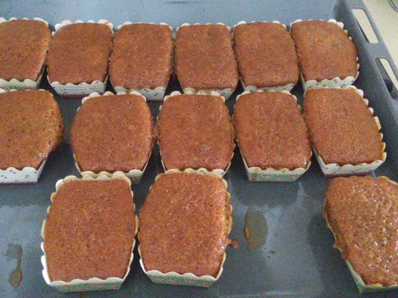 עוגות דבש אישיות בתבניות נייר עם תה ותבלינים
