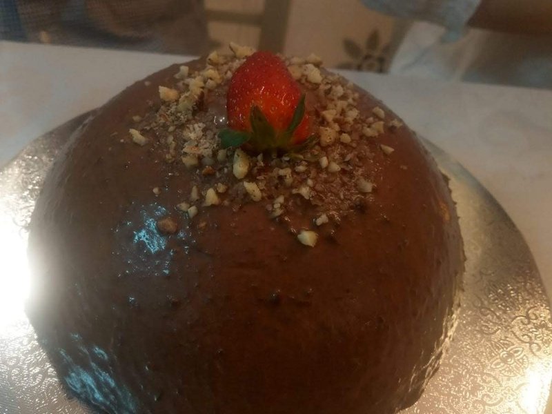 כיפת מוס שוקולד בציפוי גנאש עם אגוזי לוז ותות