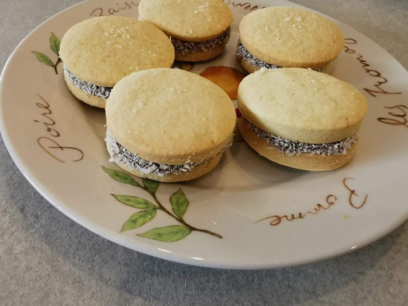 אלפחורס דה מאיסנה מקורנפלור עם גרידת לימון
