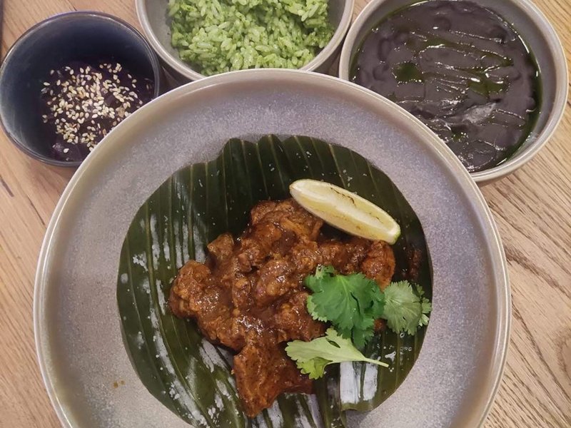 רנדנג בקר בחלב קוקוס עם אורז ירוק בכוסברה