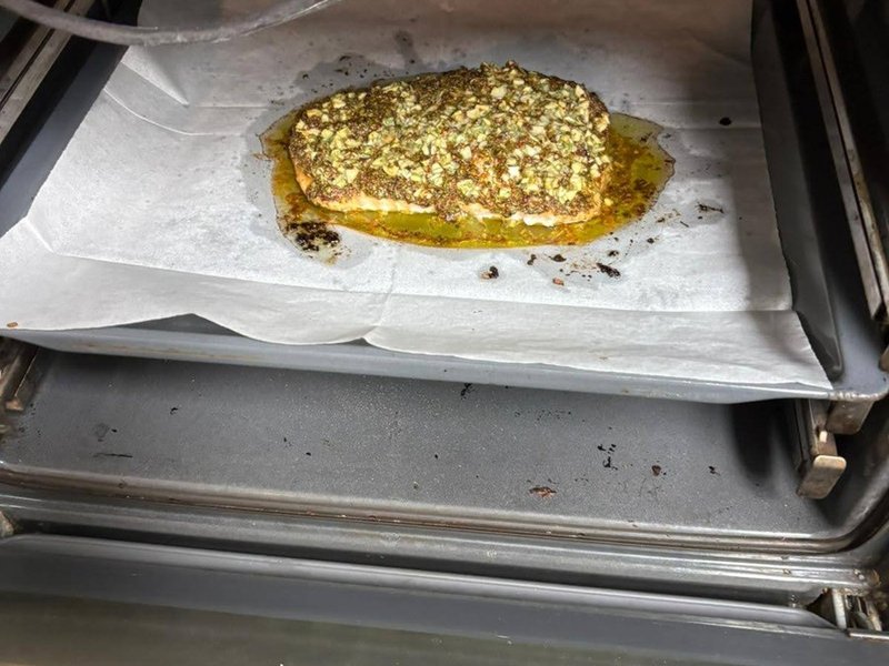 פילה דג לבן בקרום פיסטוקים ועשבי תיבול