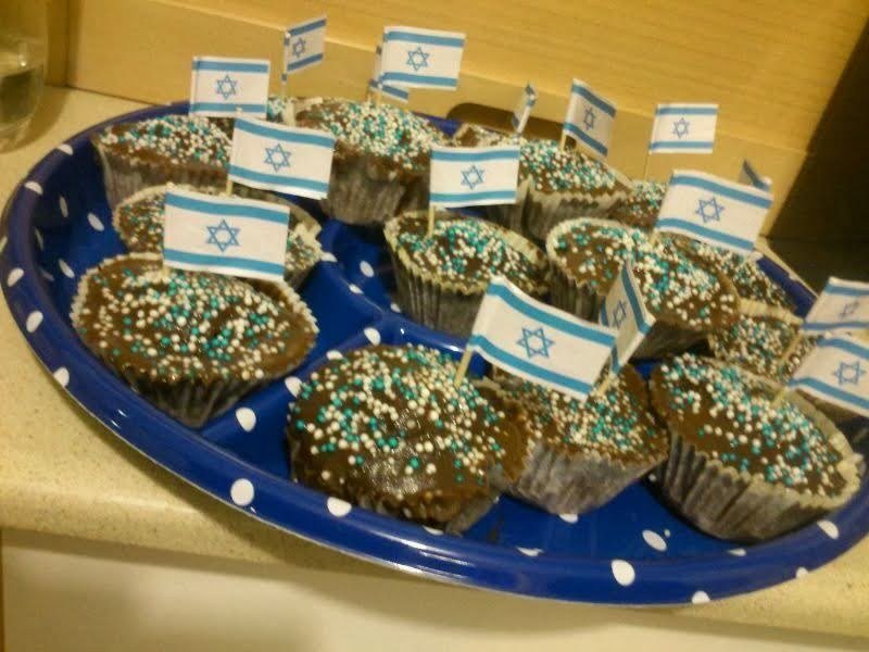 מאפינס שוקולד ליום העצמאות עם סוכריות כחול-לבן