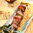 נתח קצבים וירקות על שיפוד מוגש על פיתה בעבודת יד