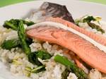 דג פורל במעטפה עם אורז וירקות ברוטב יוגורט וטחינה