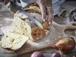 אינס לוחשת לבצק - לחם בצל עם ניחוח קסום וממכר שנאפה בתבנית חרס