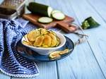 מתכון פצצתי של צ'יפס זוקיני אפוי. אין את זה ביותר טעים!