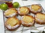 מאפה שמרים ציורי עם קרם שקדים ומניפת תפוחי עץ