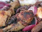 עוף בגריל עם נקניקיות צ’וריסו