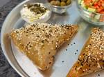 בורקס דפי אורז במילוי גבינות, פטריות ובצל