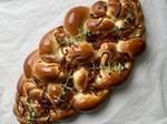 חלה חגיגית עם בצל מקורמל, זעתר טרי ושמן זית