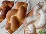 חלות גדולות עם טופינגס שונים